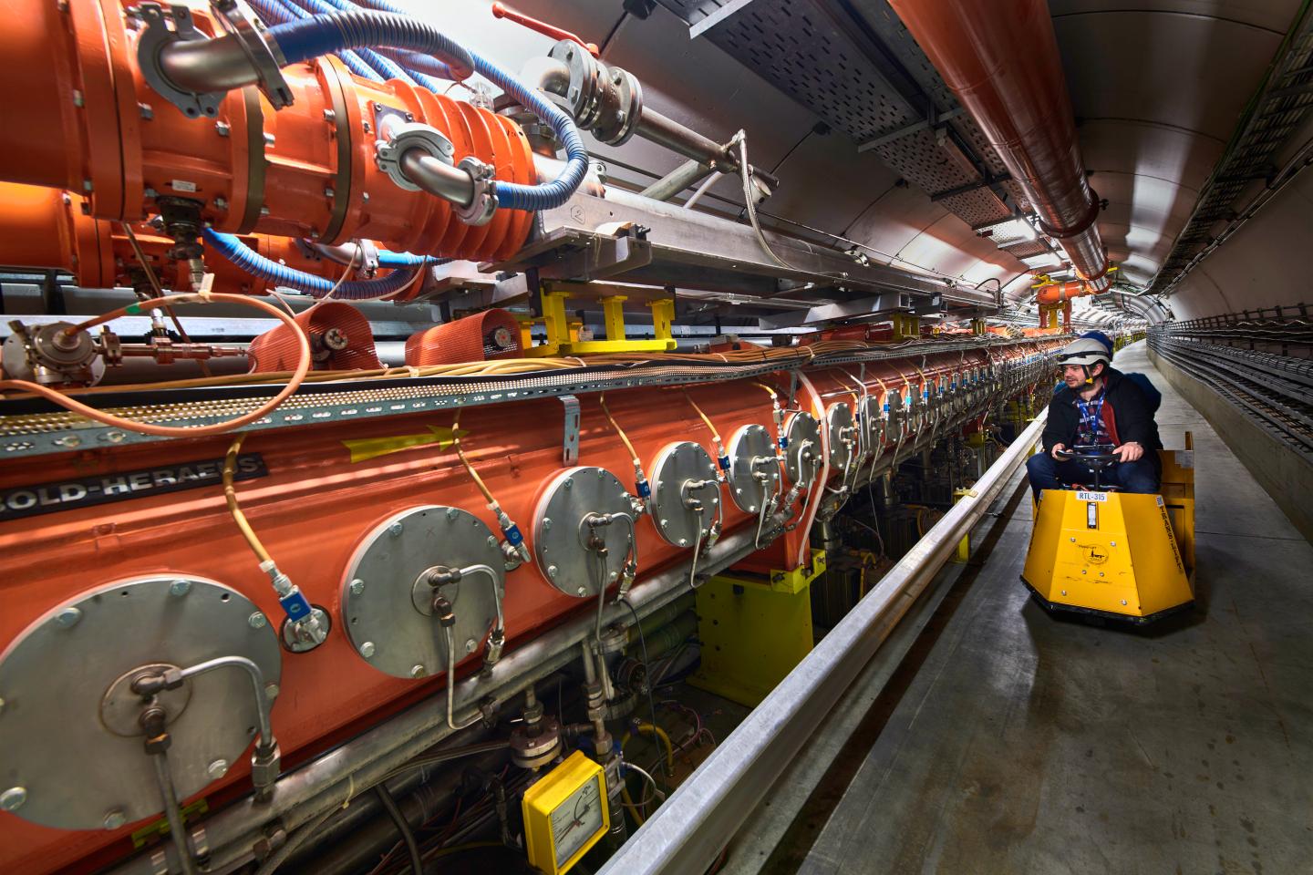 LHC je tak velký, že k pohybu uvnitř jsou potřeba elektromobily