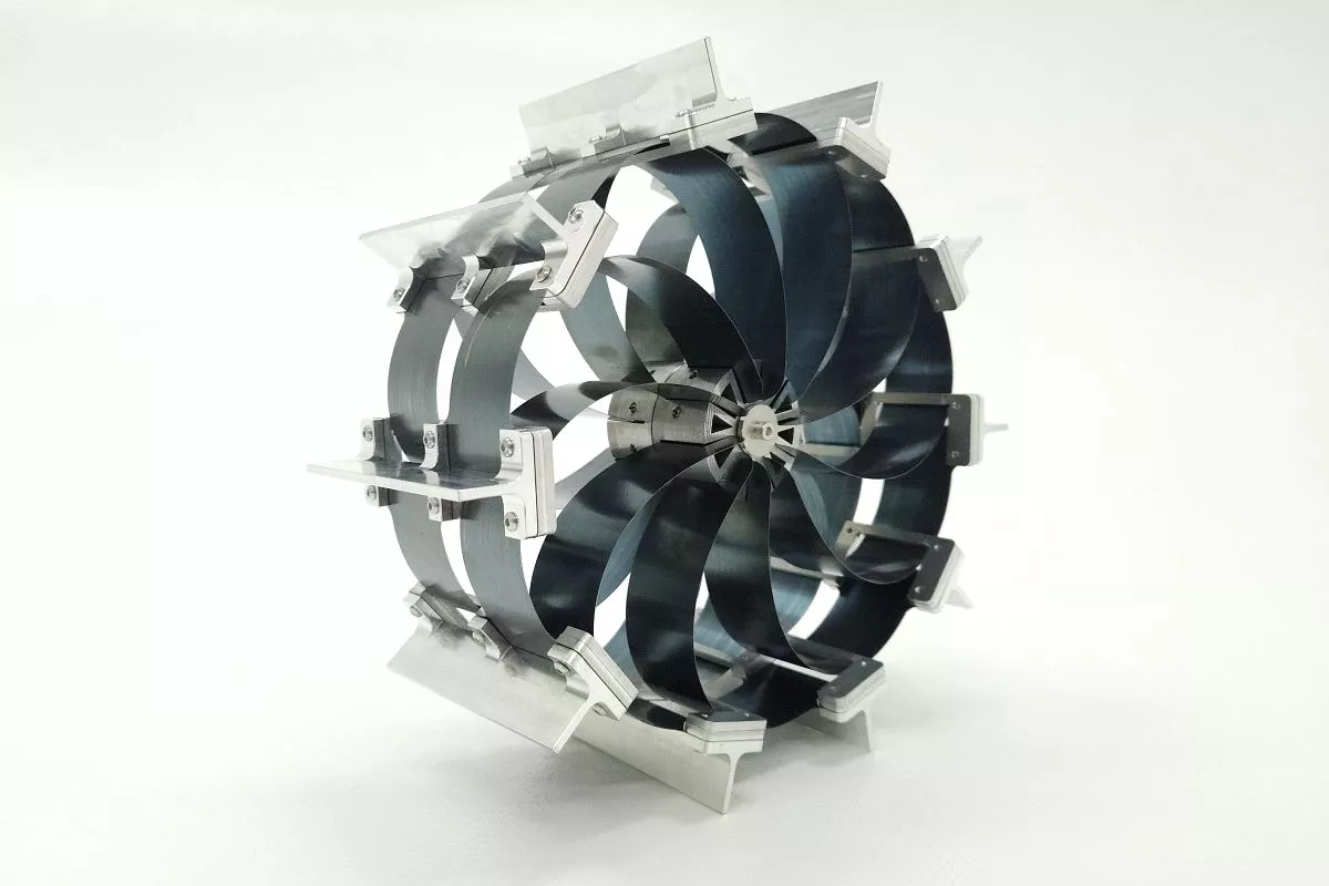 Toto kolo je vyrobeno z pružných proužků z nerezové oceli, aby vydrželo náraz a zvládlo všechny druhy terénu