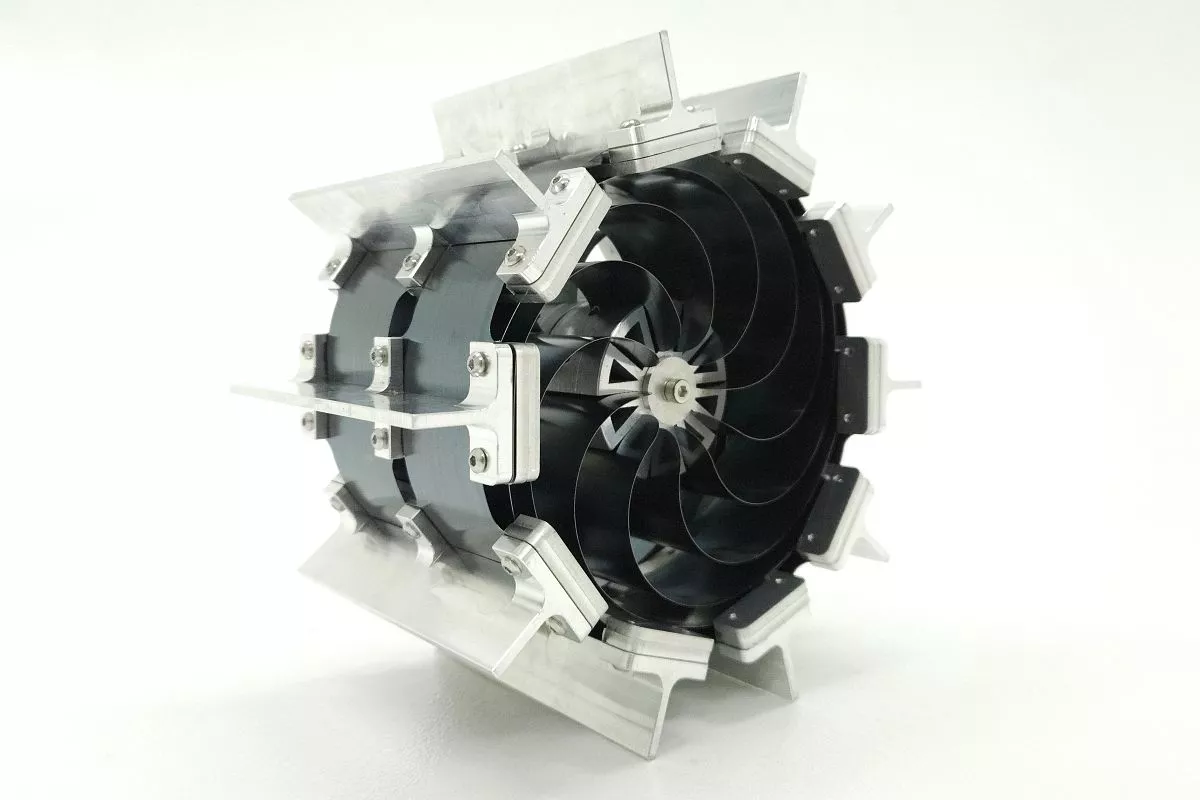 Šroubovitá konfigurace kola umožňuje jeho smrštění pro skladování a expanzi do většího tvaru pro jízdu