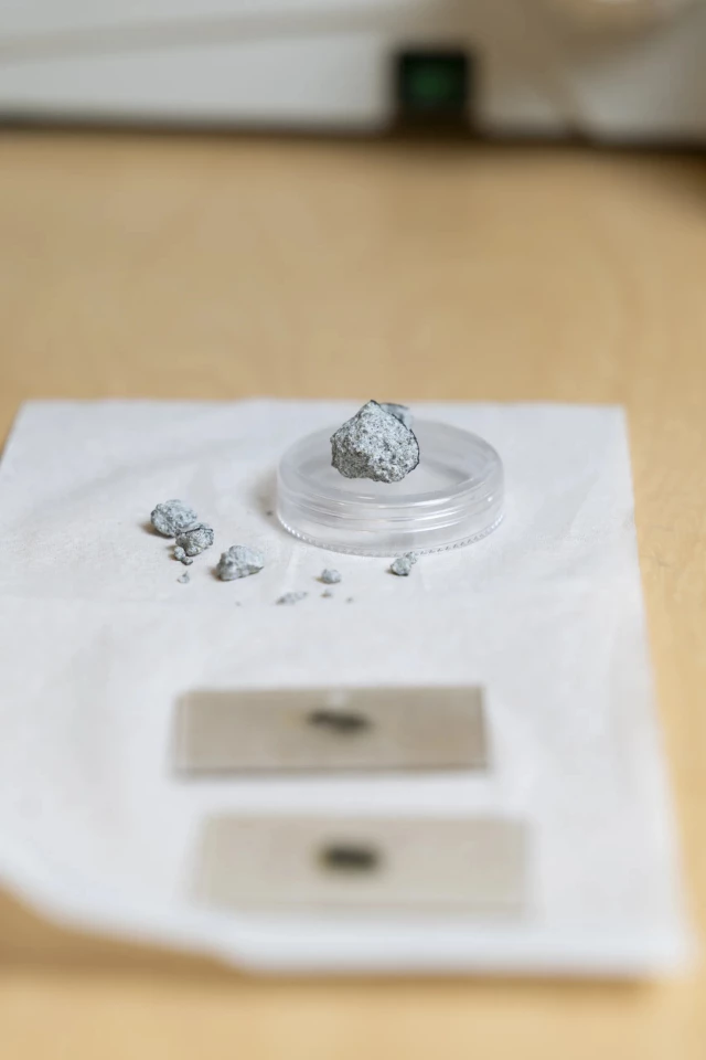 Detailní fotografie fragmentů meteoritu.