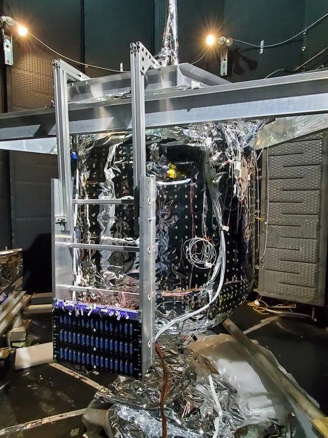 Kryo nádrž instalovaná ve vakuové komoře