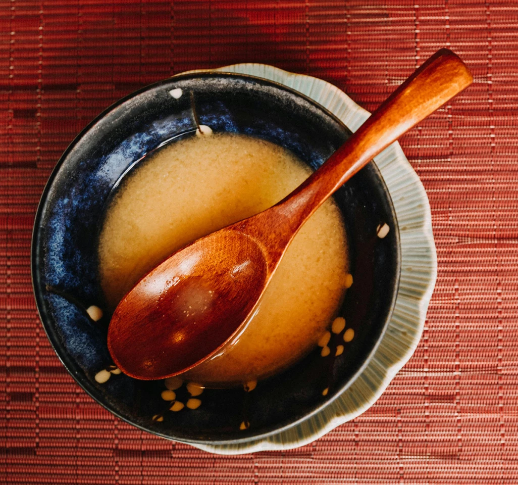 Jedním z nejběžnějších jídel připravovaných s miso pastou je jednoduchá lehká polévka s vývarem z dashi