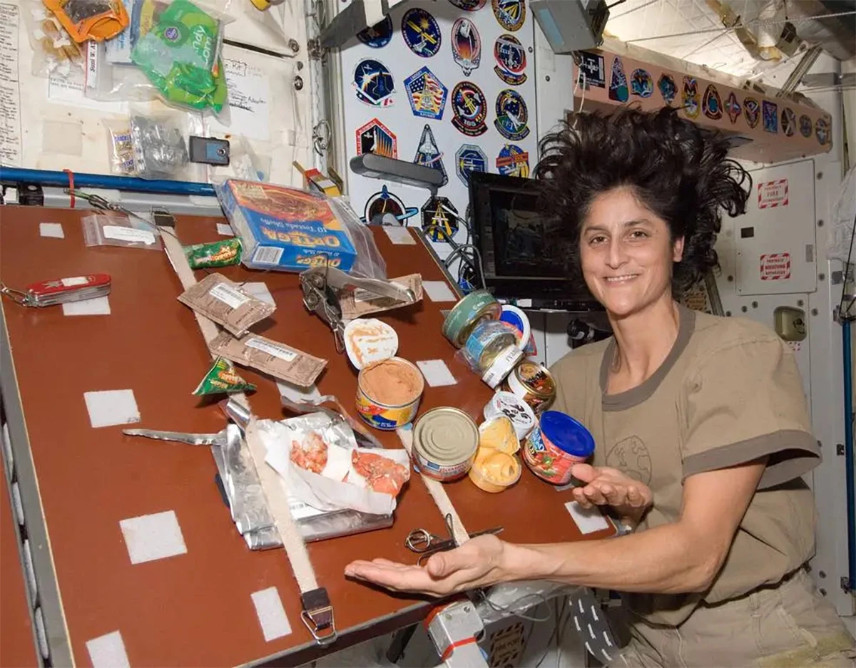 Astronautka Sunita Williamsová zobrazuje jídlo, které připravila v modulu Unity Node 1 ISS