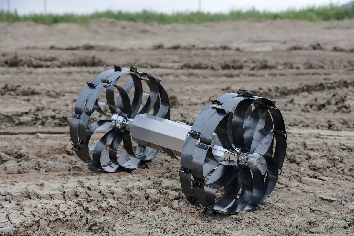 Výzkumný tým testoval design kola tak, že jej namontoval na figurínu roveru a projel s ním prostředím simulované měsíční půdy.