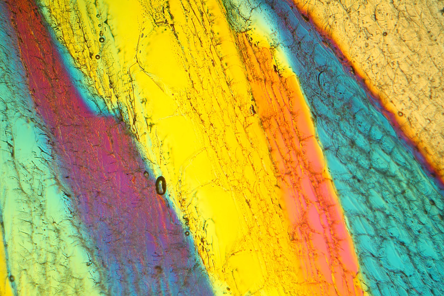 Vědci objevili, že led může mít více než 20 různých forem, a nové experimenty vytvořily další unikátní typ ledu.