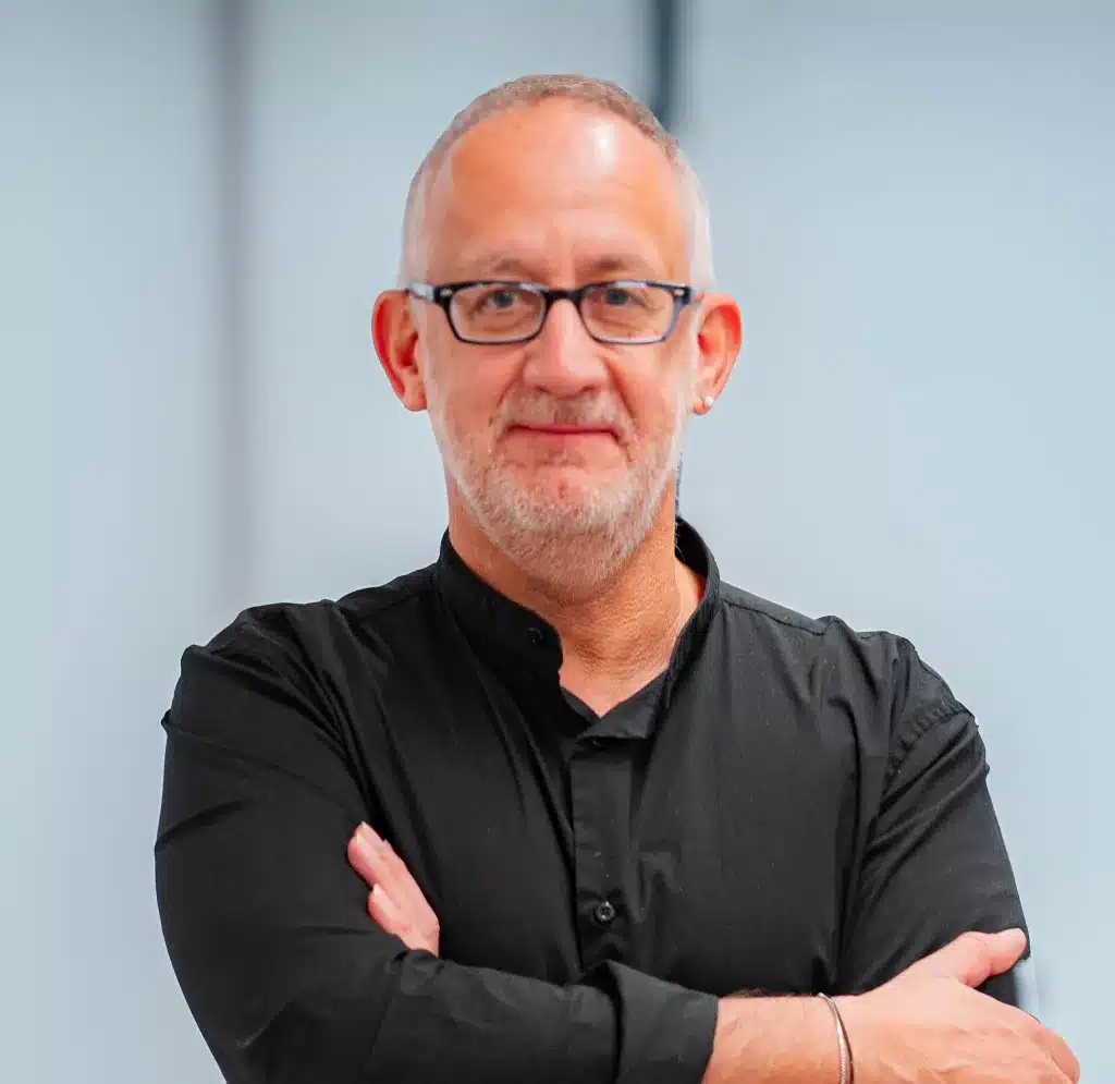 nebo Gustavo Bermejo Martín – doktor organizačního inženýrství. Senior telekomunikační inženýr