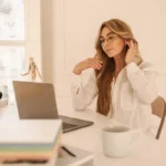 Freelancerka pracuje na notebooku ve světlé kanceláři