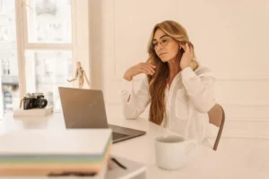 Freelancerka pracuje na notebooku ve světlé kanceláři